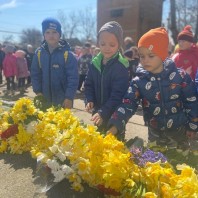 Воспитанники детского сада «Журавушка» возложили к памятнику Е.М.Рудневой цветы