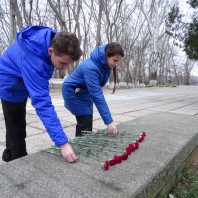 Возложение цветов к памятнику Е. Рудневой